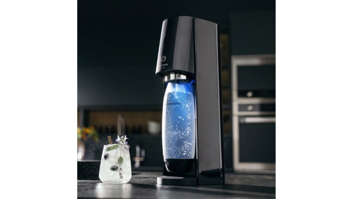ワンタッチで炭酸を注入して強さも選べる、電動ソーダストリーム「E