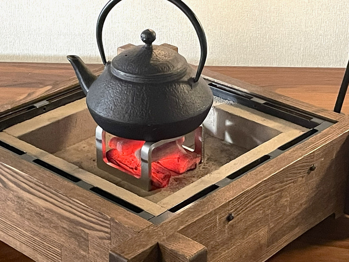 風情ありすぎ！ 炭火焚き火OKのリアルガチな卓上