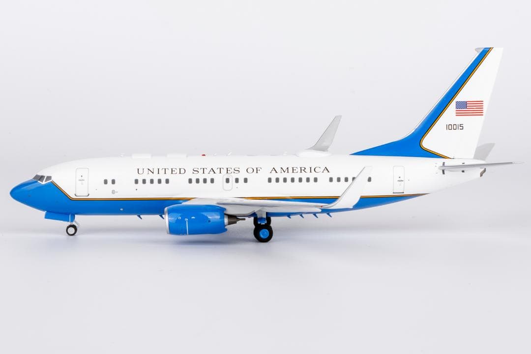 アメリカ空軍 C-40B 01-0015 1/200 USA - Air Force C-40B (737-700 BBJ) 01-0015 with stand 05016 1:200