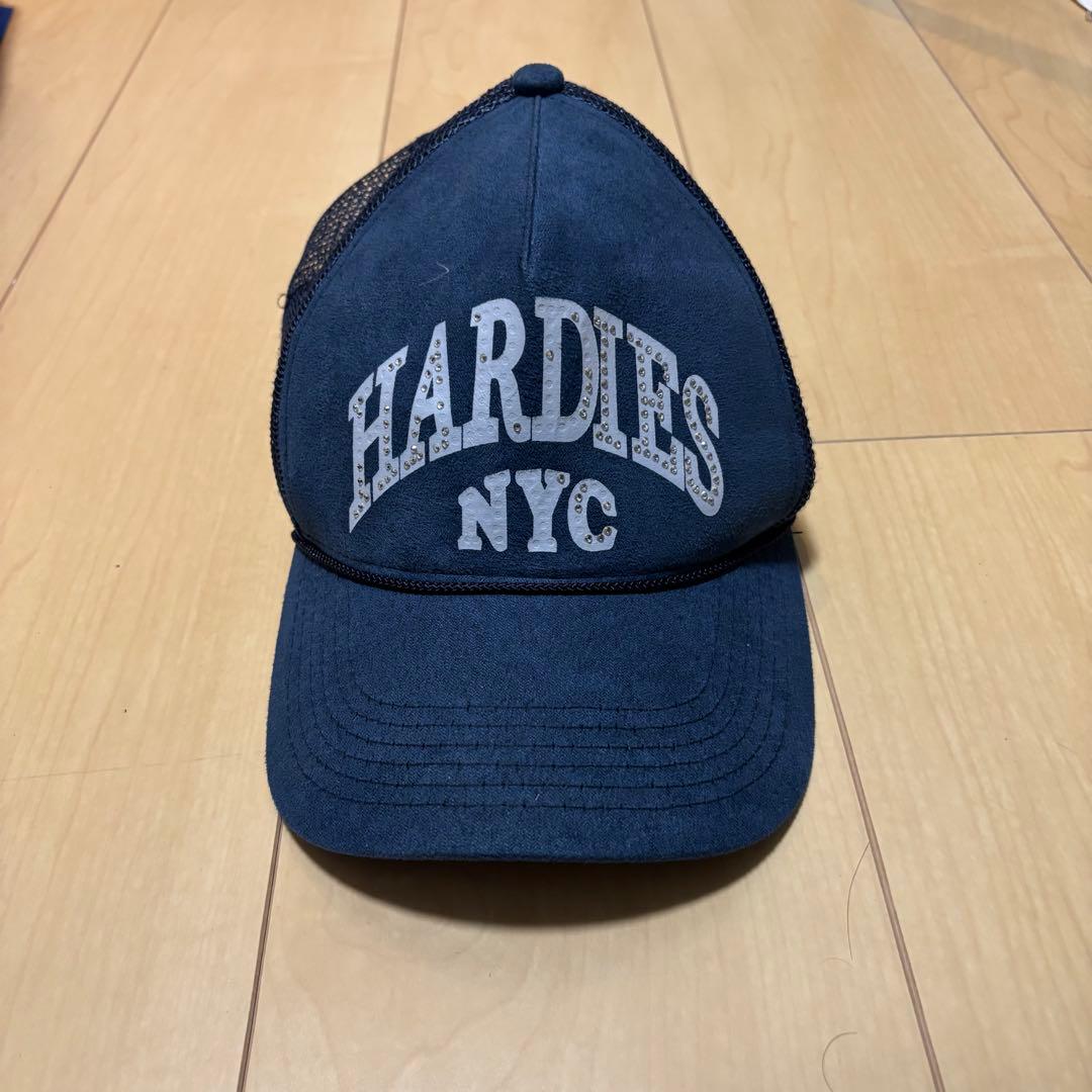 HARDIES NYC メッシュキャップ ネイビー HARDIES NYC Rhinestone Pre Curve Trucker Hat - Navy Blue – Hardies