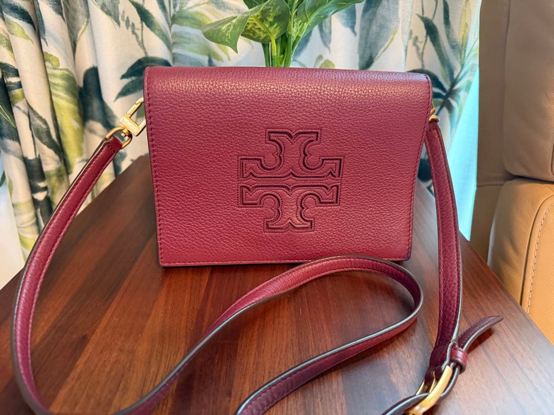 お値下げ！美品⭐︎Tory Burch バーガンディ 斜めがけショルダーバッグ トリーバーチ TORY BURCH バッグ 斜め掛けバッグ ショルダーバッグ